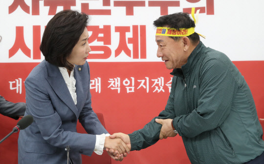 나경원 한국당 원내대표가 3일 국회 원내대표회의실에서 포항지진 범시민대책위와 만나 인사하고 있다. 연합뉴스